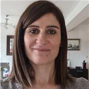 Donne des cours d'anglais, de français, d'histoire et de géographie en ligne pour des élèves de primaire et de collège